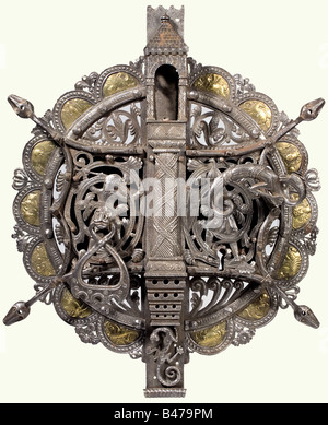 Un grande cancello viennese (?), in stile romano, circa 1900. Ferro forgiato. Set di serrature rotonde, in due pezzi, con una scatola di chiusura rettangolare e un coperchio con figure decorative con apertura. Stretta sezione centrale rialzata con una parte superiore architettonica. Tasto mancante. Il manico ha la forma di un drago scolpito. Anello di traino mobile. Schermo circondato da piastre in ottone goffrato con inserto che mostrano simboli evangelici e favolosi animali. Decorazioni riccamente cesellate. Altezza 73 cm. Storico, storico, 1900s, 20th secolo, 19th secolo, artigianato, artigianato, artigianato, oggetto, , Foto Stock