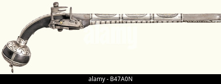 Una pistola a flintlock con miquelet montata in argento, Georgia, circa 1850.A canna rotonda con sei scanalature che si rigonfano in calibro 12 mm e una museruola cannone. Serratura in ferro miquelet con marchio di fabbrica in ottone. Magreen pelle rivestito in legno stock e pommel. I mobili Niello in argento sono stampati con '84' zlotniki e 'S.B'. Sul fondo del pommel si trova un'iscrizione cirillica niello, 'marey Tschuruja'. Lunghezza 48 cm Yurij A. Miller. Armi Caucasiche Dal Museo Dell'Ermitage Di San Pietroburgo. Danish Arms and Armor Society 2000. No. 61, per una pistola con decorazioni simili, Foto Stock