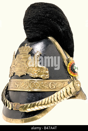 Un casco per uomini arruolati, del Reggimento di fanteria Saxe-Coburg-Gotha, 1849 un casco in pelle con cresta di lana nera, montaggi in ottone, e una banda di ottone sulla parte anteriore con le lettere 'EHSCG' (Ernst, Herzog von Sachsen-Coburg-Gotha). Le scaglie di metallo bombate sulle rosette della testa del leone. Verde-bianco cockade nazionale sulla sinistra sul nero-rosso-oro Bund Cockade. Presa conica per il pennacchio cerimoniale. Rivestimento in tessuto di ricambio con etichetta di raccolta "U5857". Varie tracce di antichi restauri. Il battaglione di fanteria partecipò alla battaglia di Eckernförde (5 aprile, Foto Stock