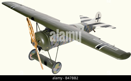 Un eccezionale modello in scala volante, di Fokker D VIII, numero di serie "132" Con superfici di controllo complete, il cockpit del pilota dotato di sedile, cinghie di ritenuta, barra timone e colonna di controllo, con quadrante di assetto e bussola di lavoro, la fusoliera superiore dotata di una coppia di pistole cifinitrici e indicatore di livello carburante, Con motore a benzina a due cilindri e scala laminata in acero e mogano elica a due pale by AXIAL of Berlin, il motore nascosto dietro una falsa cappottatura in metallo rivettata Che Incorpora il fissaggio del cavo della bilancia per l'originale 110 h.p. Oberursel U.11 a nove cilindri, Foto Stock