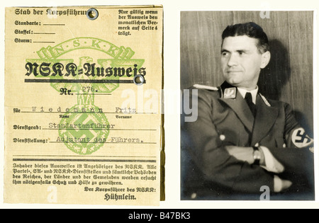 Fritz Wiedemann, NSKK-Brigadeführer, documento d'identità, due tuniche di servizio e due fotografie NSKK passaporto numero 276 del 2 marzo 1936 per Standartenführer Wiedemann, ingresso 30 gennaio 1936 con numero 3.164.685, foto di Wiedemann in uniforme, firma d'inchiostro originale del leader del corpo Hühnlein, I progressi verso Oberführer e Brigadeführer si attaccano uno sopra l'altro, ciascuno con firma originale di Hühnlein e timbro della sede del corpo. Servizio tunica come Brigadeführer. Gabardine marrone con fodera in seta marrone e marchio "Kuhn & Nupnau München". Brow scuro, Foto Stock