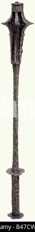 Un mace gotico, tedesco, circa 1450. Ferro forgiato. Testa con sei flange. Le flange rastremate leggermente coniche con perforazioni in trifoglio. Impugnatura massiccia su sei lati. L'impugnatura è dotata di due piastre di protezione rotonde. Pulizia e conservazione della scoperta degli scavi. Lunghezza 50 cm. Storico, storico, 15th secolo, ascia, assi, ascia, utensile, strumenti, militare, militare, dispositivo di combattimento, oggetto, oggetti, alambicchi, ascia da battaglia, piccoassella, assi da battaglia, assi da battaglia, poleassi, taglio, taglio, taglio, taglio, taglio, metallo, metalli, armi, armi, armi, armi, ornamento, Foto Stock