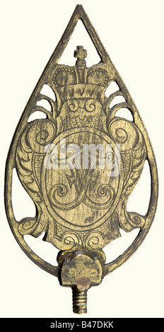 Una bandiera pole finial per un sassone Dukedom, metà/fine del 18th secolo. Ottone dorato inciso. Un cartouche decorato con rocaille che porta lo stemma sassone e la corona dell'elettore sul lato opposto, e un monogramma invertito 'F' sul retro. Altezza 13 cm. Il monogramma si riferisce a Friedrich III di Sassonia-Coburgo-Gotha (1699 - 1732 - 1772) o Friedrich di Sassonia-Hildburghausen (1763 - 1780 - 1834). Storico, storico, 19th secolo, 18th secolo, Sassonia, Sassonia, Sassonia, Sassonia, Tedesco, Germania, oggetto, oggetti, alambicchi, clippings, cut out, cut-out, cut-out, cut-out Foto Stock