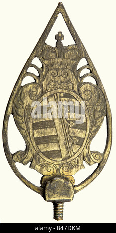 Una bandiera pole finial per un sassone Dukedom, metà/fine del 18th secolo. Ottone dorato inciso. Un cartouche decorato con rocaille che porta lo stemma sassone e la corona dell'elettore sul lato opposto, e un monogramma invertito 'F' sul retro. Altezza 13 cm. Il monogramma si riferisce a Friedrich III di Sassonia-Coburgo-Gotha (1699 - 1732 - 1772) o Friedrich di Sassonia-Hildburghausen (1763 - 1780 - 1834). Storico, storico, 19th secolo, 18th secolo, Sassonia, Sassonia, Sassonia, Sassonia, Tedesco, Germania, oggetto, oggetti, alambicchi, clippings, cut out, cut-out, cut-out, cut-out Foto Stock