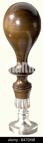 Marie von Ebner-Eschenbach (1830-1916) - guarnizione in argento con manico in legno tornito. Sulla superficie della guarnizione, la segnatura incisa "Marie Ebner", sopra lo stemma combinato con la corona di barone. Altezza 100 mm. Ha allegato una lettera manoscritta del camberlain reale bavarese von Ebner-Eschenbach al principe Alfons di Baviera, datato Eschenbach, 30th dicembre 1931, con i migliori auguri per il 1932. Sono incluse anche le fotografie dell'autore e del marito del fotografo di corte Angerer a Vienna. Marie Ebner-Eschenbach, autore austriaco e il più importante tedesco-l, Foto Stock