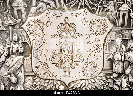 Il conte Friedrich-Werner von der Schulenburg - un calice d'argento, un tempo possedimento dello zar Nicola II e della moglie Alexandra Fiodorovna. Il calice è goffrato, cesellato e inciso. Marchi di esportazione cinesi per circa 1900. Superficie completamente ornata con illustrazioni di scene di battaglia e vita di corte. Sul lato opposto è presente un campo a forma di scudo che porta i monogrammi coronati della coppia di governo "N II" e "A". Il gambo è nella forma di un drago fortunato ascendente e torcente. La base intagliata, aperta, è di legno di alta qualità. Altezza 35 cm. Peso con bas, Foto Stock