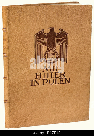 Obersturmbannführer Richard Schulze-Kossens - Adolf Hitler., un'edizione in pelle legata e goffrata del Picture Book di Hoffmann 'IT Hitler in Polen' (Con Hitler in Polonia). C'è una dedica nell'inchiostro sul flyleaf, 'Herzliche Weihnachtsgrüße - Adolf Hitler - 24/Dez. 1939' (Merry Christmas - Adolf Hitler - 24 dic. 1939).' storico, storico, 1930s, 20th secolo, Waffen-SS, divisione armata delle SS, servizio armato, servizi armati, NS, nazionalsocialismo, nazismo, Terzo Reich, Reich tedesco, Germania, militare, militaria, arnese, attrezzatura, utensili, obj, Foto Stock