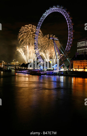 Il London Eye e il fiume Tamigi illuminato da Thames Festival fuochi d'artificio, Londra Foto Stock