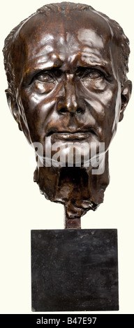 Jacques Benoist-Méchin - testa di bronzo, di Arno Breker (1900-1991)., Arno Breker modellò Benoist-Méchin nel 1965, sul lato destro della nuca la firma dell'artista '1965 Arno Breker Paris'. Su base in marmo nero. Altezza 33 cm. Arno Breker era un amico di Jacques Benoist-Méchin. Dopo la seconda guerra mondiale Breker ha fatto busti di molte persone famose come Konrad Adenauer, Jean Cocteau, e Salvador Dali.' storico, storico, popolare, 1960s, 20th secolo, NS, nazionalsocialismo, nazismo, Terzo Reich, tedesco Reich, Germania, tedesco, nazionalsocialista, nazista, nazista peri, Foto Stock