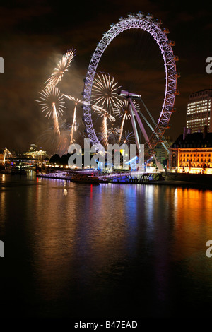 Il London Eye e il fiume Tamigi illuminato da Thames Festival fuochi d'artificio, Londra Foto Stock