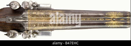Un paio di pistole flintlock a doppia barrelata, G. Merley a St. Etienne, circa 1800. Canne rotonde con fori lisci in calibro 15 mm. La decorazione dorata finemente incisa sulla parte superiore delle botti e delle costole è inscritta con la descrizione di qualità, 'Canon Tordu' (Twist Barrel). Serrature finemente incise con padelle impermeabili e piastre di bloccaggio recanti la firma 'G. Merley'. Noce pieno stock con impugnature finemente a scacchi. Taglio di alta qualità e arredamento in ferro inciso. Ramverghe di balena annerita con punte di corno e raschiatori di ferro e stracci. Lunghezza di ogni 37,5 cm. , Foto Stock