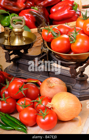 Cucina di paese scena con chutney ingredienti e cucina tradizionale bilancia settembre BRITANNICO Foto Stock