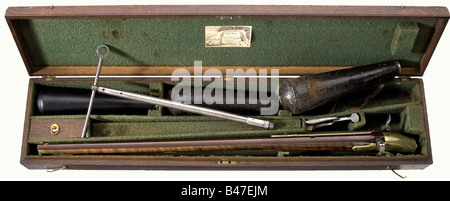 Un fucile d'aria ripetitivo inseguito, azione Girandoni, Jackson Mortimer & Son, Londra, circa 1815. Canna ottagonale rigrigliata con foro rigato a dodici scanalature di diametro 11,5 mm. La firma, 'Timer 21 St. James Str. N.t. Londra' di fronte alla camera. Caricatore di tubi in ottone montato lateralmente con molla in ferro e blocco di caricamento Girandoni. Ricevitore in ottone con incisione a trofeo, segno distintivo dell'aquila doppia russa e monogramma sotto la testa di un cavallo. Serratura laterale in ferro con raffinata incisione floreale e la firma 'Timer'. Brodo di noce con mobili in ottone inciso. Tre ottone, Foto Stock