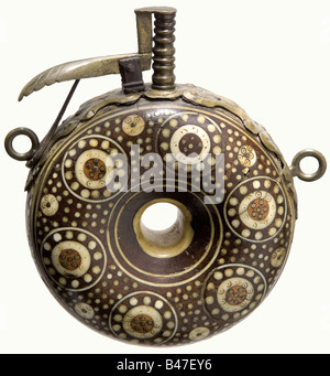 Un pallone d'innesco tedesco, circa 1580. Corpo in noce a forma di anello riccamente intarsiato con osso, legno di frutta e ottone (un inserto sostituito). Ugello in ottone caricato a molla con supporti goffrati e incisi. Due anelli di supporto montati lateralmente. Dimensione 14 cm. Storico, storico, 16th secolo, fiasca per polveri, accessorio, accessori, militare, militaria, oggetto, oggetti, alambicchi, utilità, utilità, taglio, ritagli, taglio, taglio, taglio, utensile, attrezzatura, utensili, Foto Stock