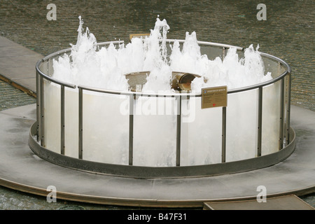 Toccare Fontana Fontana della Ricchezza, Suntec City, Singapore. Foto Stock