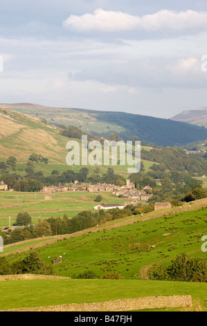 Guardando verso il basso Swaledale verso Muker dal Buttertubs pass road Yorkshire Dales National Park in Inghilterra Foto Stock
