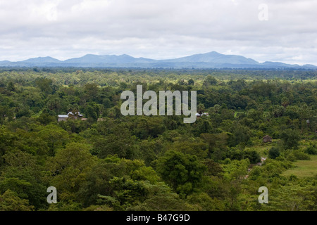 Dangrek (Damrak) montagne lungo il confine di Oddar Meanchey e Preah Vihear province, Cambogia e Surin, Thailandia Foto Stock