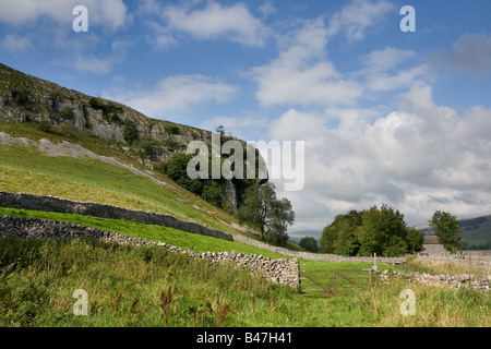 Kilnsey Crag, una funzione di calcare in alto Wharfedale, Yorkshire Dales Foto Stock