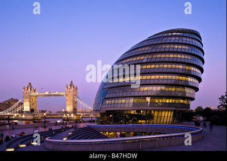 Il Tower Bridge e il Municipio visto da più Londra Riverside al crepuscolo SE1 London Regno Unito Foto Stock