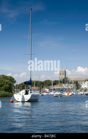 Cerca passato yacht ormeggiati verso Christchurch Priory, Dorset, England, Regno Unito, dal fiume Stour Foto Stock