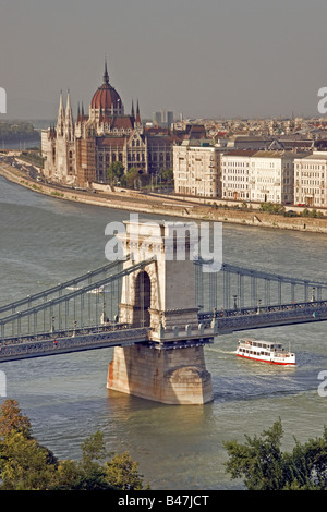 Catena di Budapest ponte sul Danubio con il Parlamento in background sul lato Pest Foto Stock