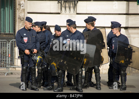 La polizia francese Nationale in tenuta da sommossa al di fuori di un edificio pubblico a Parigi Foto Stock