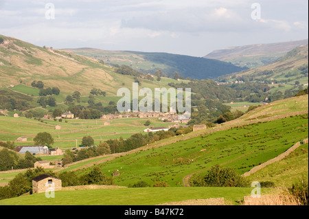 Guardando verso il basso Swaledale verso Muker dal Buttertubs pass road Yorkshire Dales National Park in Inghilterra Foto Stock