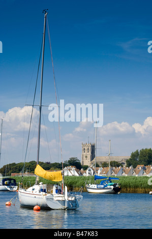 Cerca passato yacht ormeggiati verso Christchurch Priory, Dorset, England, Regno Unito, dal fiume Stour Foto Stock