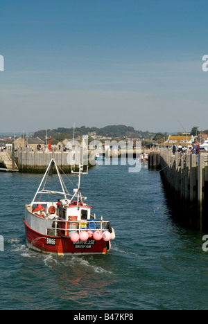 Barca da pesca di ritorno al porto di West Bay, Dorset, England, Regno Unito Foto Stock