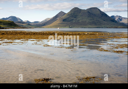 Vista attraverso il suono di Raasay, da Churchton Bay, Inverarish, Isola di Raasay alle montagne Cuillin sull'Isola di Skye Foto Stock