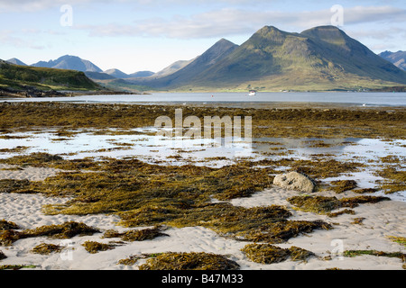 Vista attraverso il suono di Raasay, da Churchton Bay, Inverarish, Isola di Raasay alle montagne Cuillin sull'Isola di Skye Foto Stock