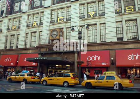 Macy s flagship department store in Herald Square a New York domenica 31 agosto 2008 in New York Frances M Roberts Foto Stock