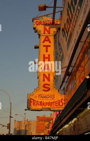 Nathans famoso ristorante a Coney Island a Brooklyn in New York Foto Stock