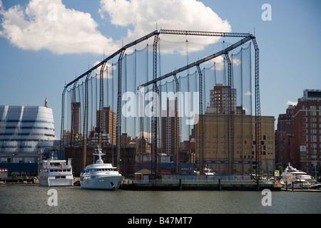 Un campo da Golf Driving Range in Manhatten aggettante internamente al Fiume Hudson Foto Stock