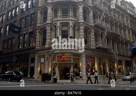 Gli amanti dello shopping nel Flatiron District di New York sabato 30 agosto 2008 Frances M Roberts Foto Stock