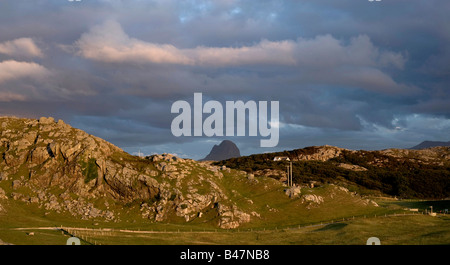 La Scozia, Sutherland, Suilven al tramonto da: Achmelvich Beach vicino a Lochinver Foto Stock