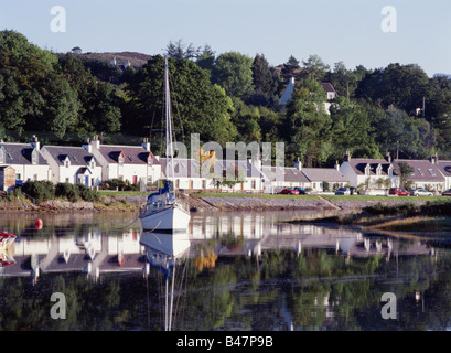 dh LOCH CARRON ROSS CROMARTY Scozia Yacht nel porto fila di cottage villaggio Highlands scottish barca ancoraggio regno unito Highland barche Wester shire Foto Stock