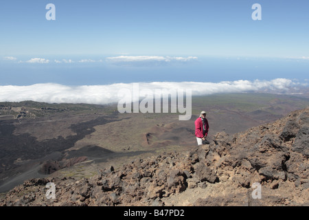 In piedi sul lato occidentale del Pico Viejo del Teide con il 1798 eruzione a sinistra La Gomera all'orizzonte, Tenerife Foto Stock