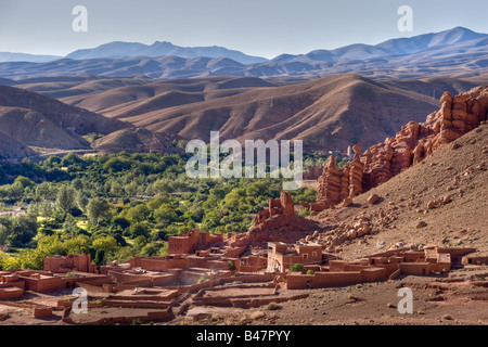 Ampio paesaggio e villaggio nella valle di dades Marocco Africa Foto Stock