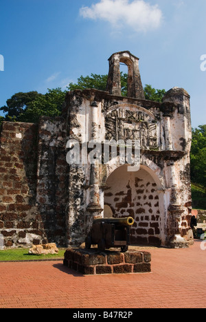 Cannone di fronte Porta de Santiago in una famosa originariamente costruita dai Portoghesi nel 1511, poi restaurato dagli olandesi in Malacca, Malesia Foto Stock