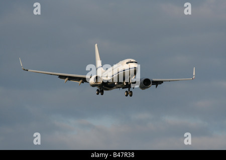 Boeing 737-700BBJ grande aereo privato di affari del jet sull'avvicinamento per atterraggio. Vista frontale. Foto Stock