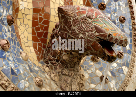 Testa di drago progettato da Antoni Gaudi nel parco Guell Barcellona Spagna Foto Stock