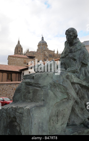 Statua moderna con vecchie e nuove cattedrali Salamanca spagna Foto Stock