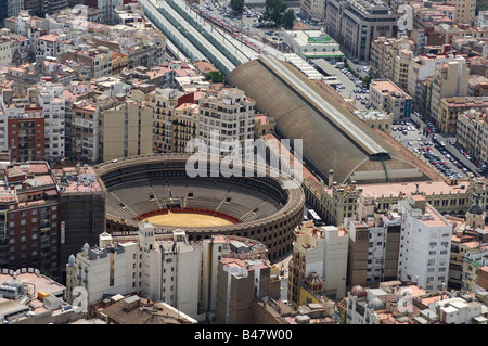 Il Bull Ring e la stazione ferroviaria centrale Valencia Spagna Foto Stock