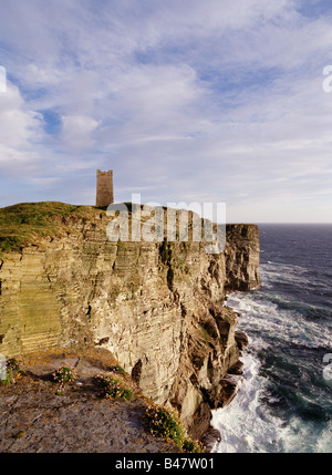 Dh Marwick testa MARWICK ORKNEY Kitchener Memorial rosa mare seacliffs onde del mare scozia scogliere guerra mondiale Foto Stock