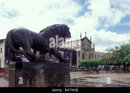 Il plaza principale o Parque Central in stile coloniale spagnolo città di Leon, Nicaragua Foto Stock