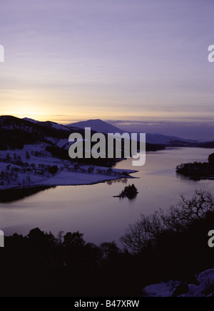 dh Loch Tummel regine view STRATHTUMMEL PERTHSHIRE Scottish Viewpoint Sunset Mountain Sciehallion Highlands scotland lochs in uk Moody Foto Stock