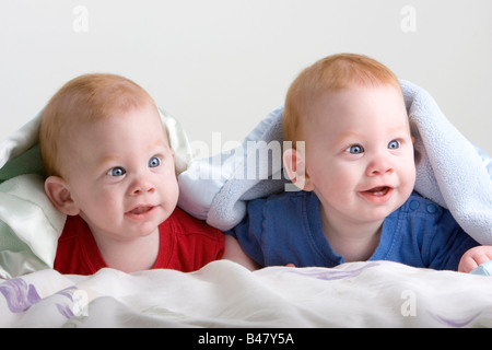 Bella redheaded twin neonati su una coperta Foto Stock