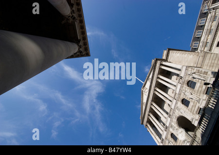 Sulla destra, l'edificio della Bank of England, via Threadneedle con i pilastri del Royal Exchange sulla sinistra Foto Stock