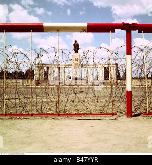 Geografia / viaggio, Germania, Berlino, monumenti, Memoriale della Guerra Sovietica, Tiergarten, barriera con filo spinato, 1970s, Foto Stock